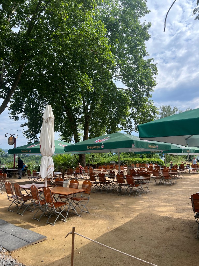 Kinder spielen im familienfreundlichen Biergarten in Koblenz am Rhein