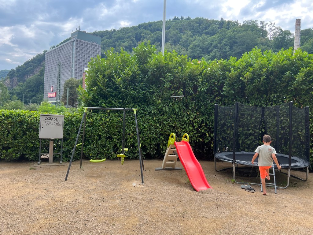 Kinder spielen im familienfreundlichen Biergarten in Koblenz am Rhein