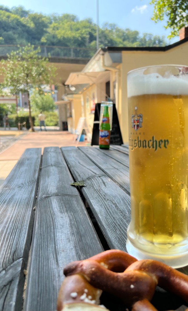 Kinder spielen im familienfreundlichen Biergarten in Koblenz am Rhein